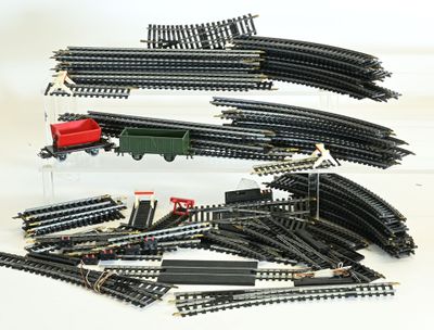 de nombreux circuits de trains miniatures sur une surface blanche