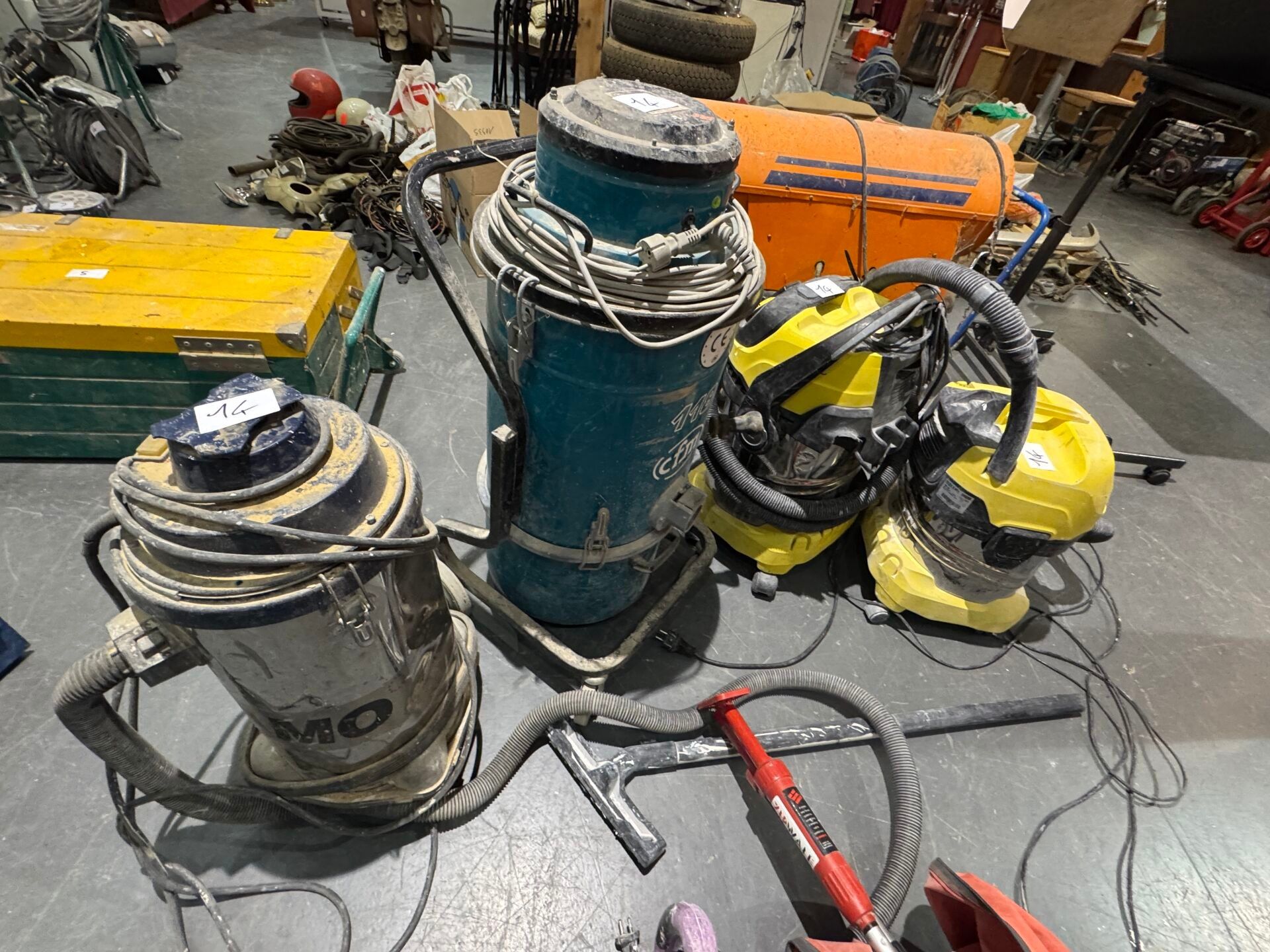 4 aspirateurs de chantier dont 2 KARCHER