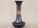 un vase bleu posé sur une table