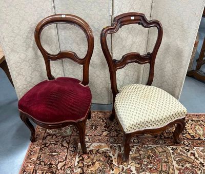 deux chaises assises l'une à côté de l'autre sur un tapis
