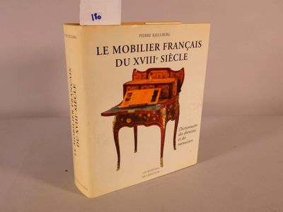 Le livre est posé sur une table, avec un mot devant.