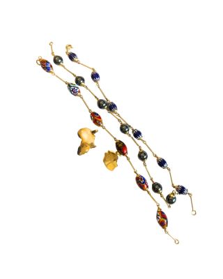 un gros plan sur un long collier orné de perles et de breloques