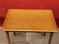 Table en chêne à pieds tournés. (photo 3)