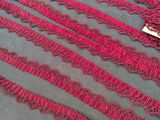 beaucoup de lacets rouges sur une table