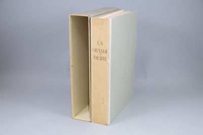un vieux livre ouvert pour en montrer l'intérieur