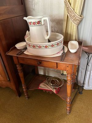 une table en bois sur laquelle se trouvent deux bols et un pichet