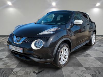 Le SUV Nissan Juke noir est garé dans le garage.