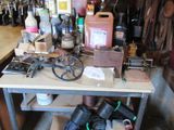un établi sur lequel sont posés de nombreux outils