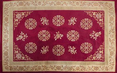 un gros plan sur un tapis rouge bordé d'or