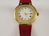 une image représentant une montre rouge avec des chiffres romains
