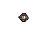 Gros plan sur une bague contenant une perle