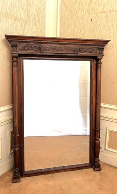un grand miroir dans le coin d'une pièce