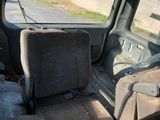 un siège à l'arrière d'un camion équipé d'une ceinture de sécurité