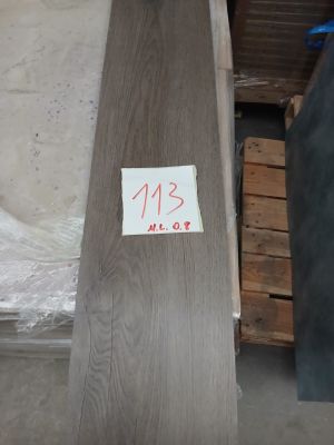 un morceau de bois sur lequel est accrochée une étiquette de prix