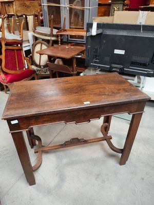 a table that is sitting in the middle of a room