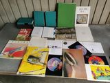 beaucoup de livres posés sur une table