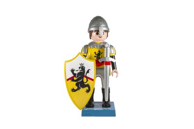 figurine de chevalier avec bouclier, posée sur un socle