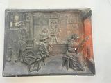 une photo d'une plaque représentant un homme et une femme dans un magasin