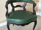 une chaise verte qui se trouve dans une pièce