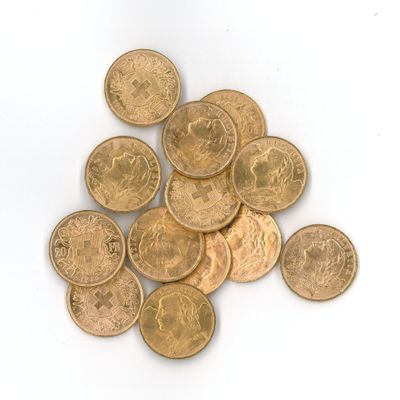 une pile de pièces d'or sur une surface blanche