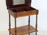 une petite table en bois sur laquelle se trouve un miroir