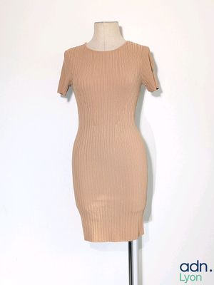 une image d'une robe sur un mannequin