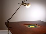 une lampe posée sur une table sur laquelle se trouve une photo