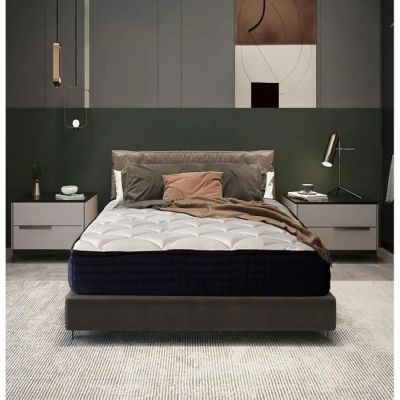 une photo d'une chambre à coucher avec un lit et une table de chevet