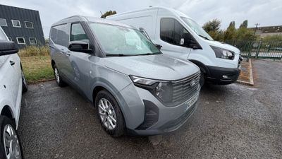 deux camionnettes garées l'une à côté de l'autre dans un parking