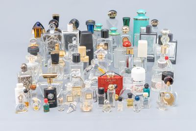 Lot d'environ 65 flacons vides de diverses marques dont, CHA…