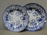 paire d'assiettes bleues et blanches à motifs floraux
