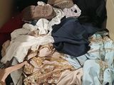 une boîte en carton remplie de vêtements et d'une paire de chaussures