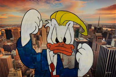 tableau représentant Donald Duck devant un paysage urbain au coucher du soleil