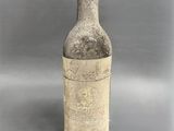 une bouteille de vin posée sur une table