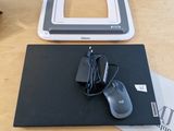 une souris d'ordinateur et un tapis de souris posés sur une table
