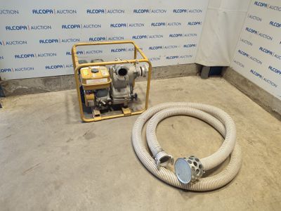 une photo montrant un tuyau et une pompe dans une pièce