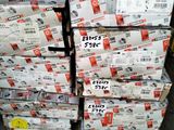 de nombreuses caisses de nourriture posées par terre dans un entrepôt