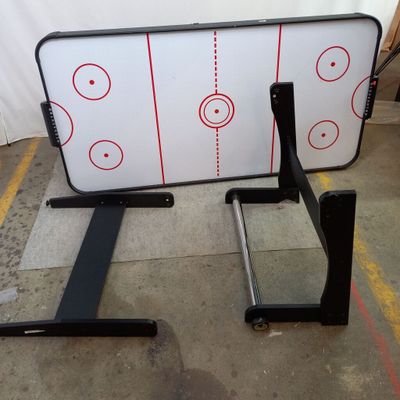 un tableau blanc avec des lignes rouges dans un garage