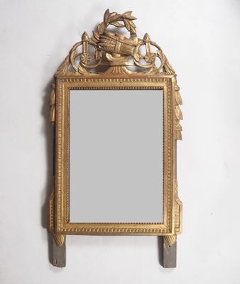 une image représentant un miroir à cadre doré accroché à un mur blanc
