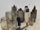 beaucoup de bouteilles en verre et une pelle par terre