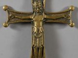 une image représentant une croix sur laquelle est allongé un homme, posée sur une table