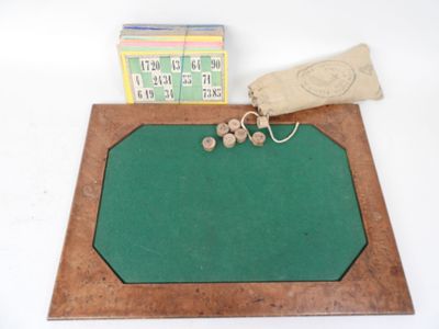 un plateau de jeu avec des dés et un sac posés sur la table