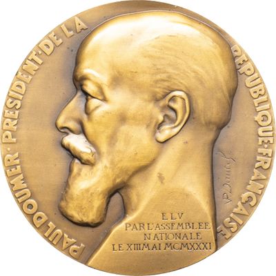une image montrant un gros plan d'une médaille d'or sur laquelle figure le visage d'un homme