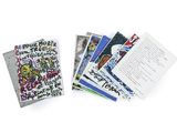 un lot de cartes posées sur une table