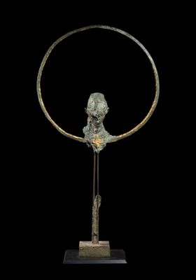 une image représentant une sculpture d'une femme portant un anneau autour du cou