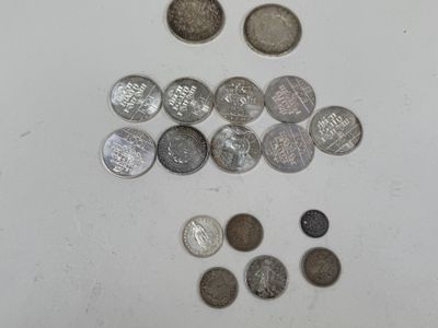 beaucoup de pièces qui sont sur la table