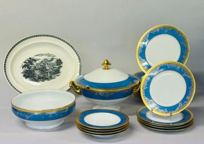 beaucoup d'assiettes et de bols bleus et blancs sur la table