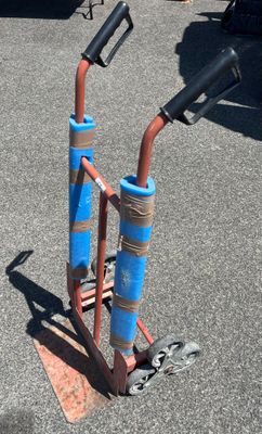 une borne d'incendie bleue et rouge posée par terre
