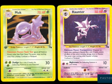Deux cartes Pokémon sont représentées sur un fond noir, avec une bordure jaune.