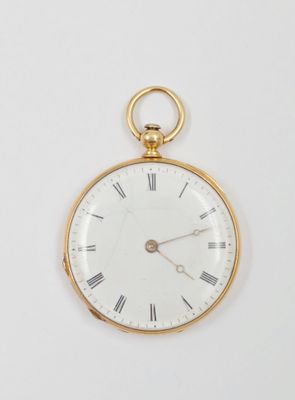 une montre de poche ancienne en or avec des chiffres romains sur le cadran